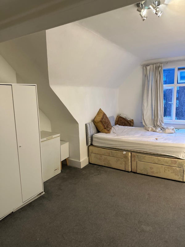Room High Road in Greater London