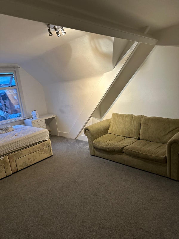 Room High Road in Greater London