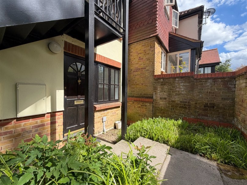 Flat Cravells Road in St Albans