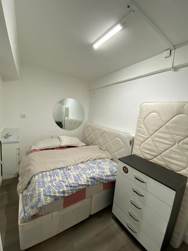 Flat Hammersmith Road in Greater London