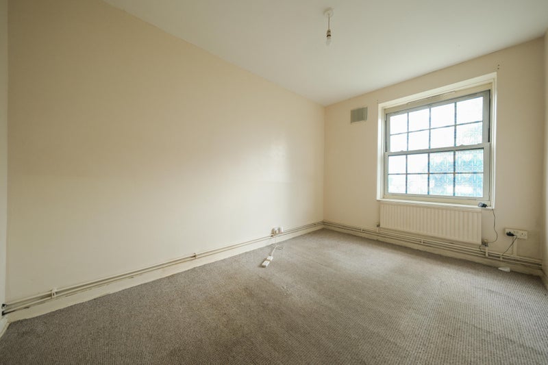 Room Langholm Close in Greater London