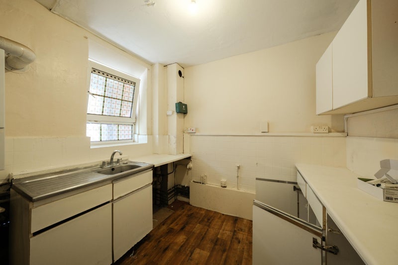 Room Langholm Close in Greater London