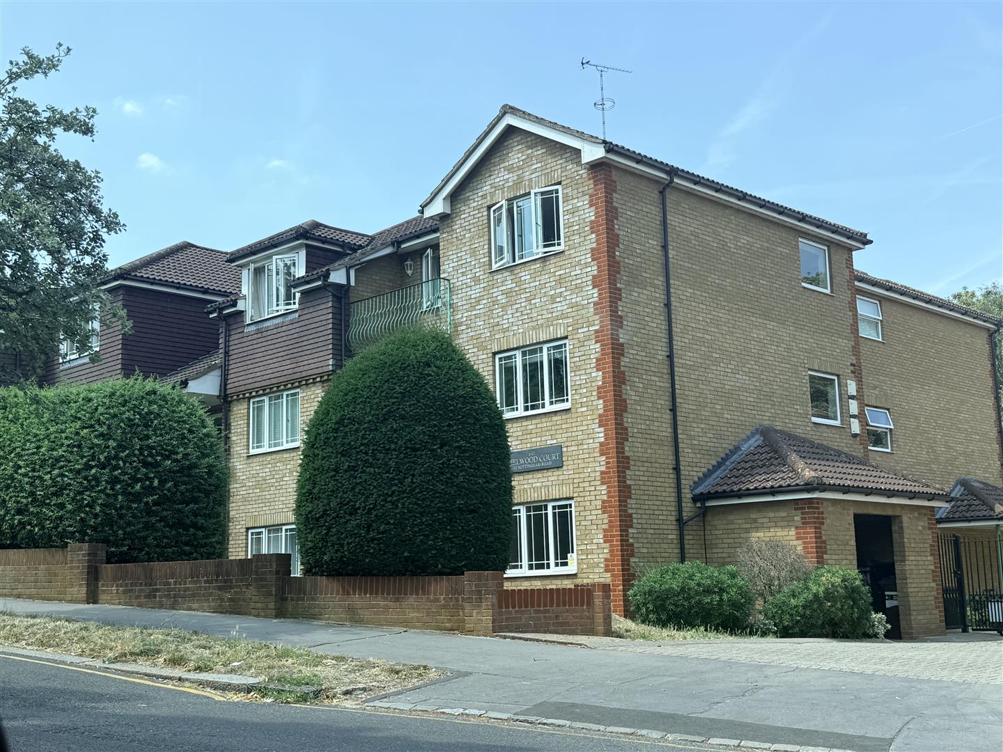 Flat Nottingham Road in Greater London