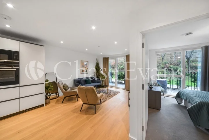 Flat Gordon Road in Greater London