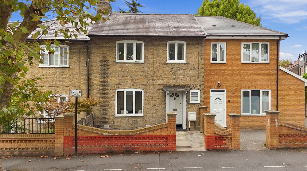 House Cheltenham Road in Greater London