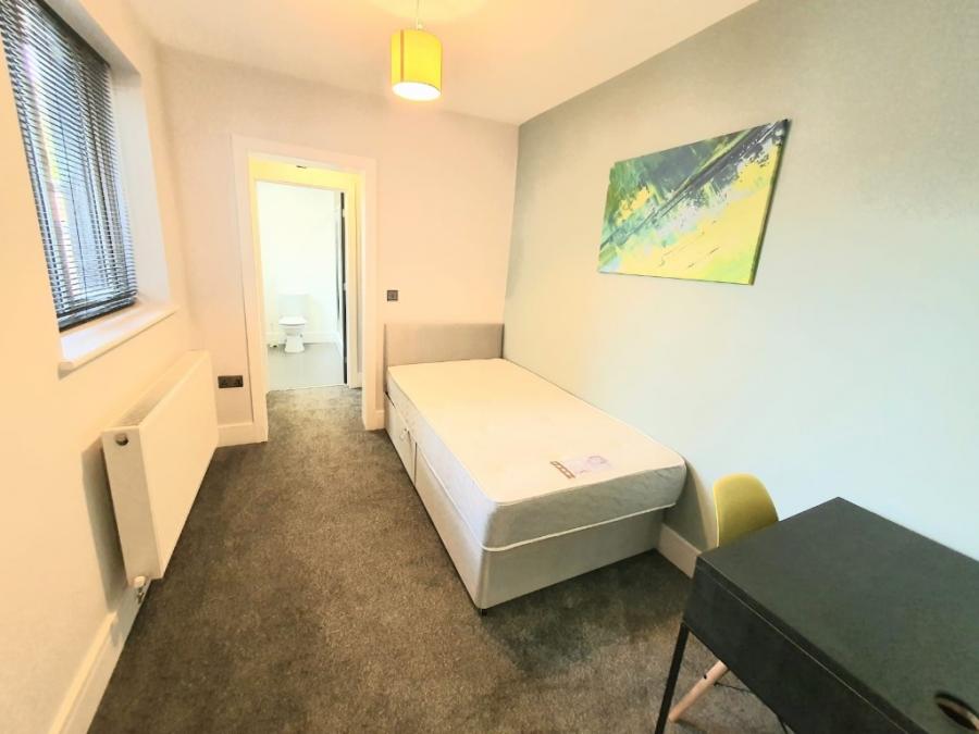 Room Elaine Street in Warrington