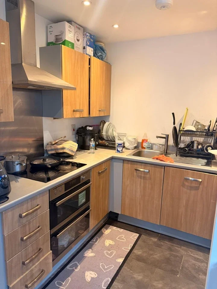 Flat Academy Way in Greater London