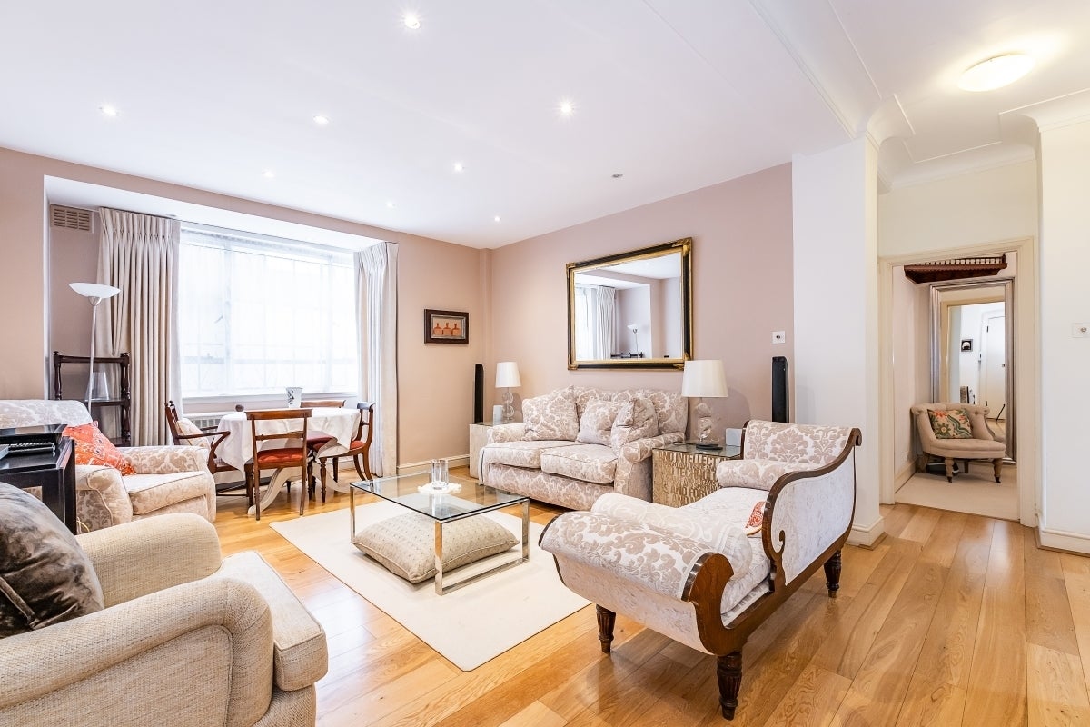 Flat Franklins Row in Greater London