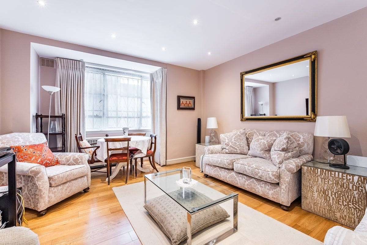 Flat Franklins Row in Greater London