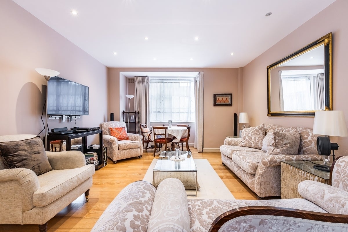 Flat Franklins Row in Greater London
