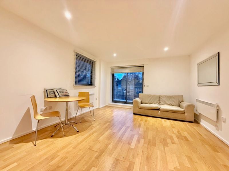 Flat Devonport Street in Greater London