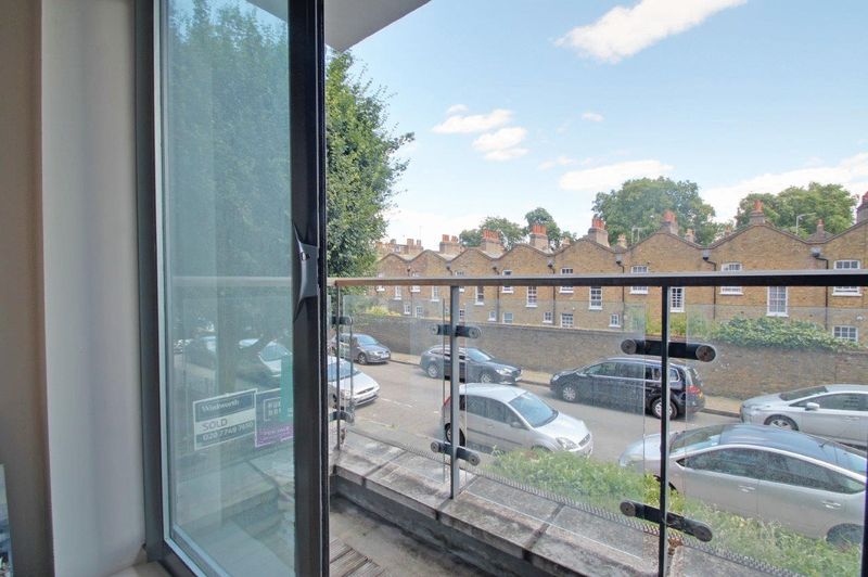 Flat Devonport Street in Greater London