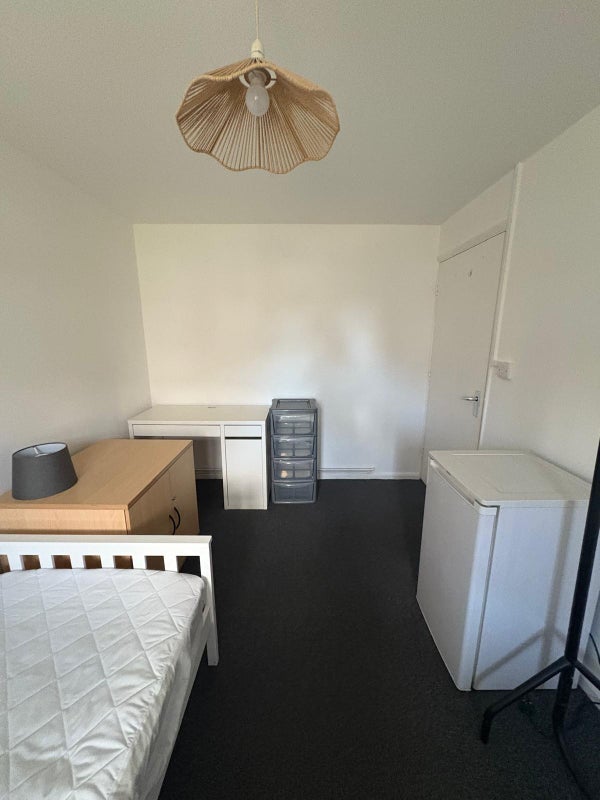 Room Hobart Close in Greater London