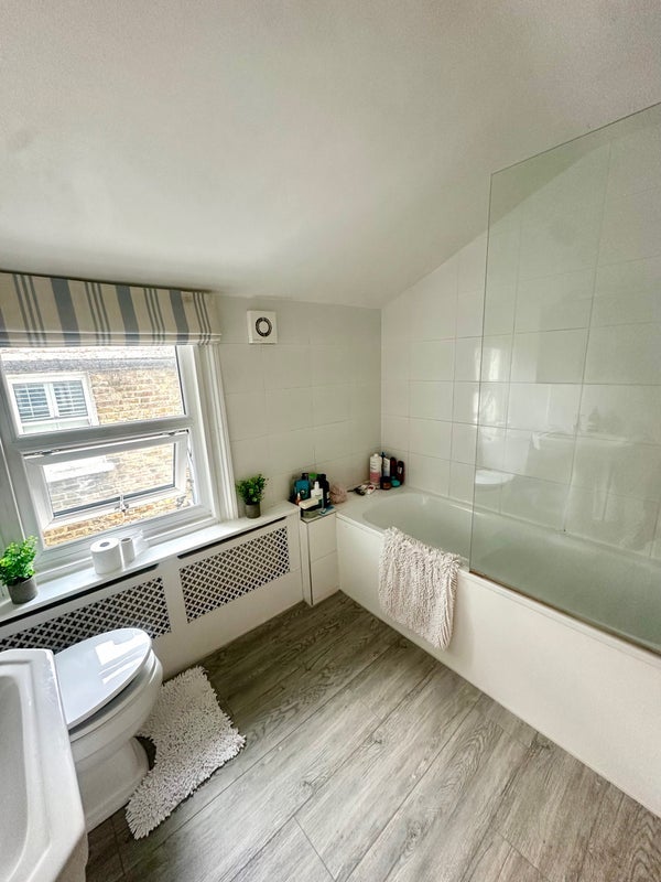 Room Earlsfield Road in Greater London