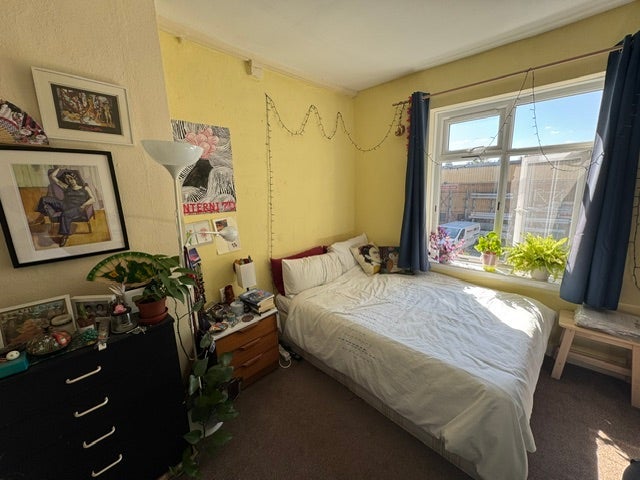 Room Effingham Road in Greater London