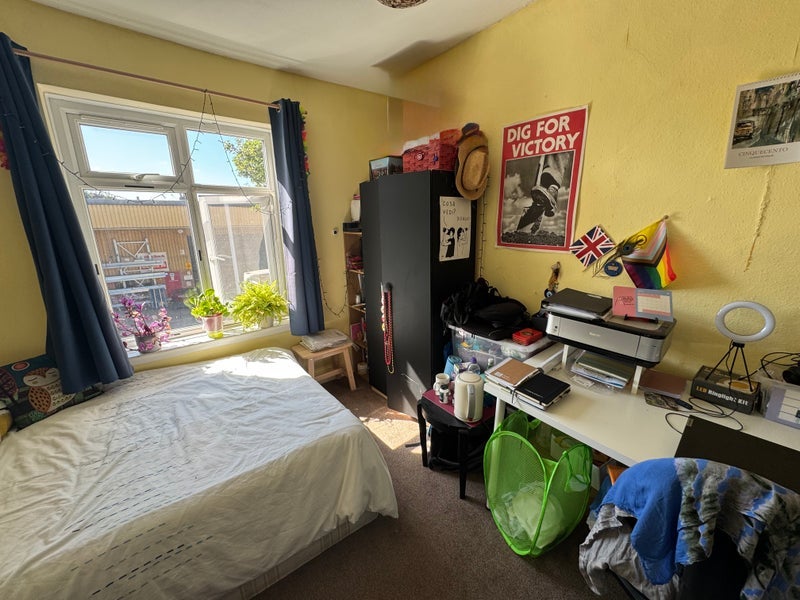 Room Effingham Road in Greater London