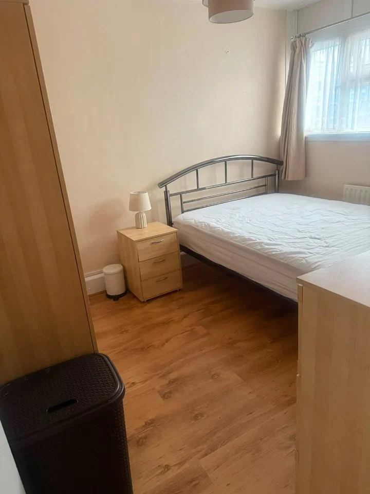 Room Beaumont Road in Greater London