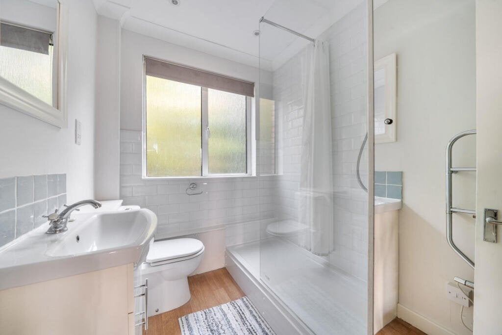 Flat Belgrave Road in City of Westminster