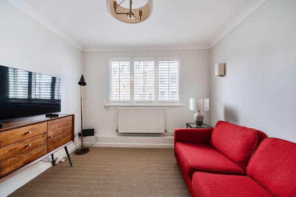 Flat Belgrave Road in City of Westminster