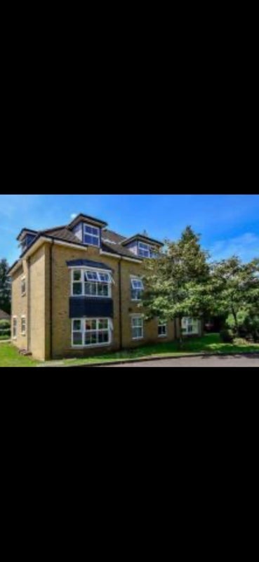 Flat Cranwells Lane in Farnham Royal
