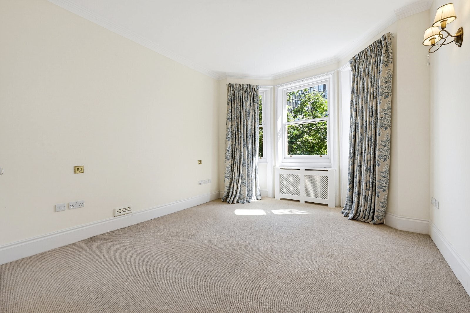 Flat Ambrosden Avenue in City of Westminster