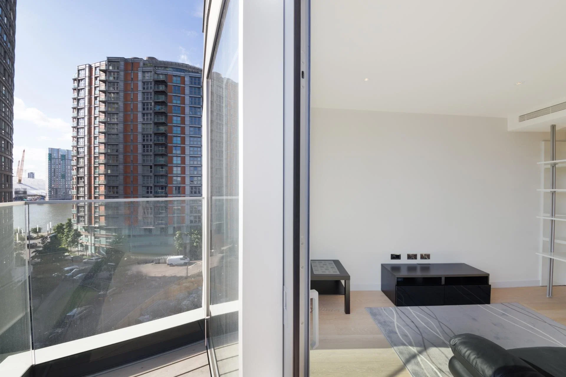 Flat Biscayne Avenue in Greater London