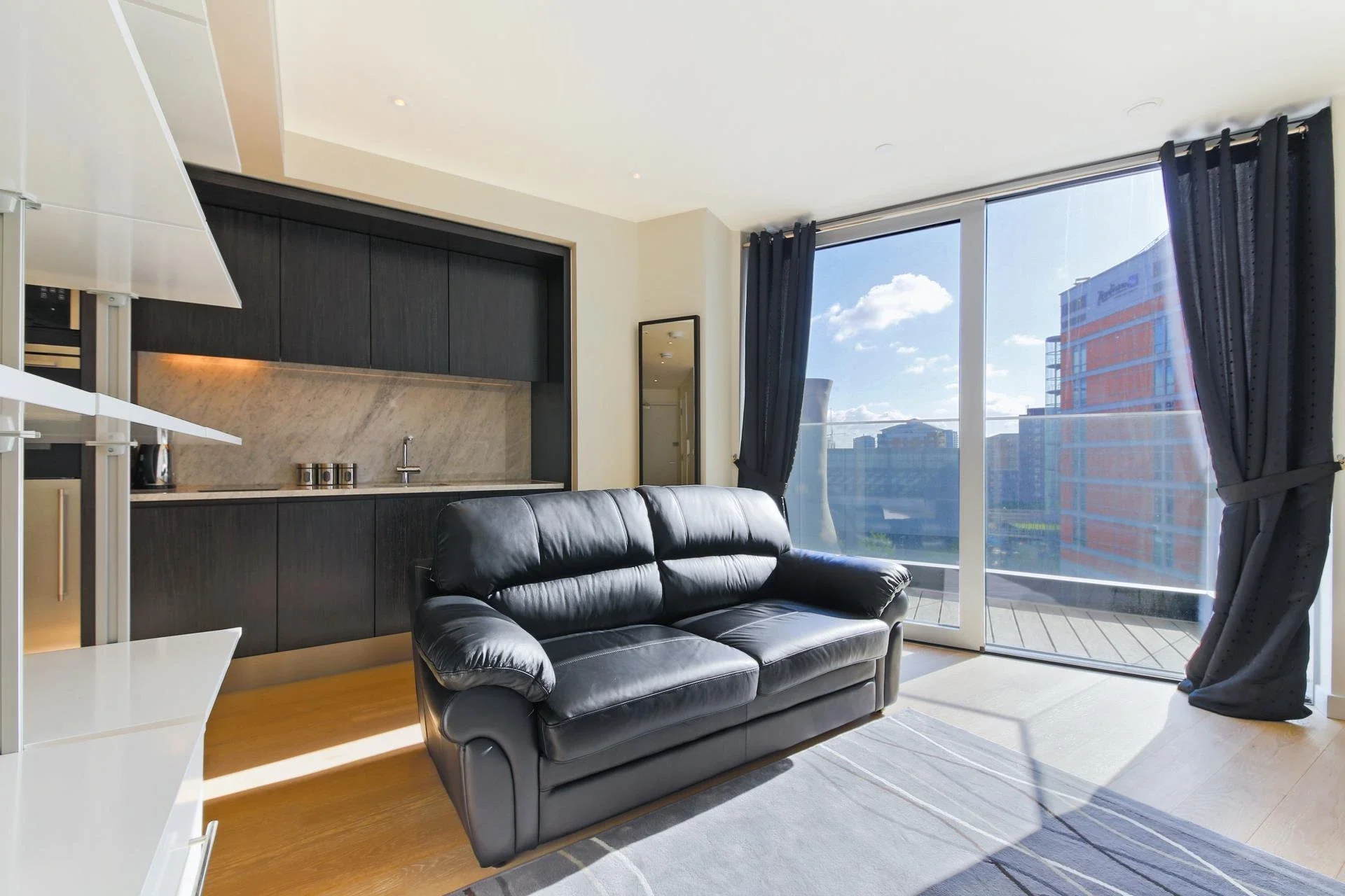 Flat Biscayne Avenue in Greater London