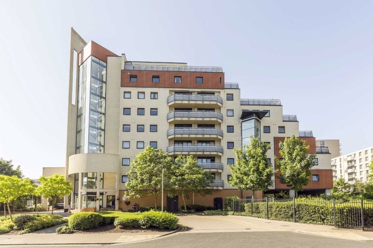 Flat Wards Wharf Approach in Greater London