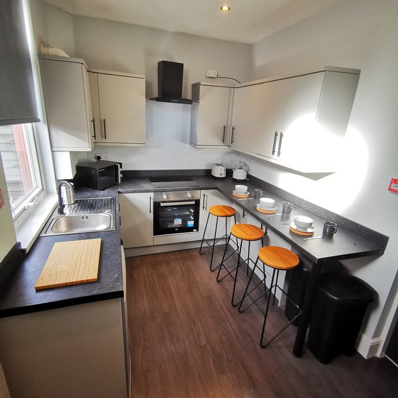 Room Ivy Avenue in Leeds
