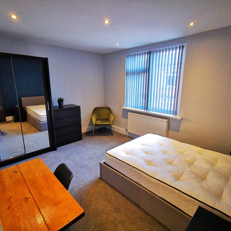 Room Ivy Avenue in Leeds