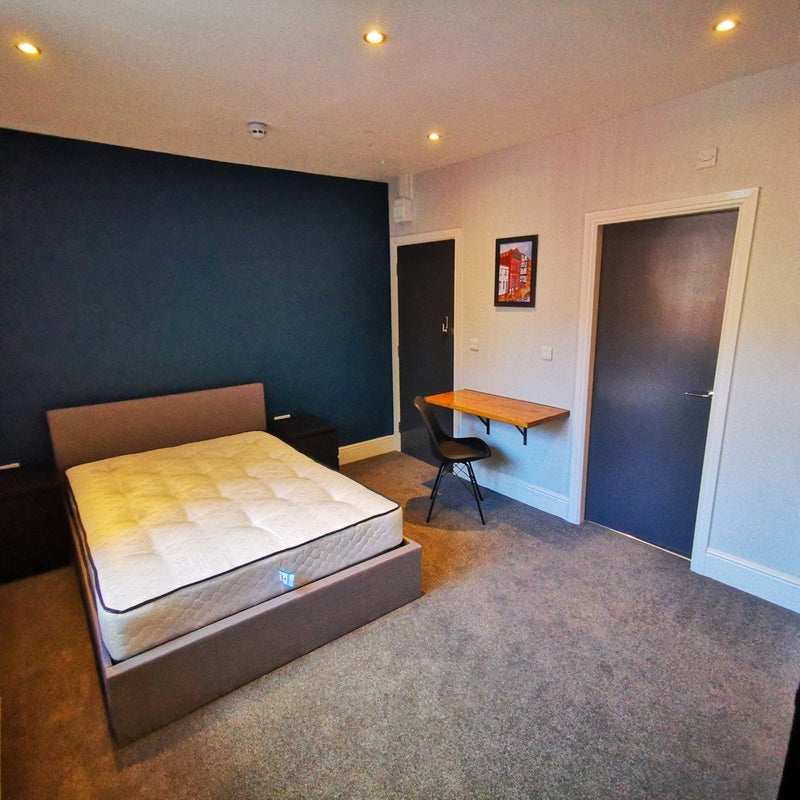 Room Ivy Avenue in Leeds