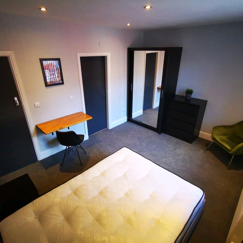 Room Ivy Avenue in Leeds