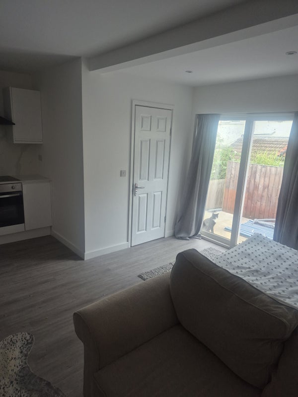 Room Hunter Road in Greater London