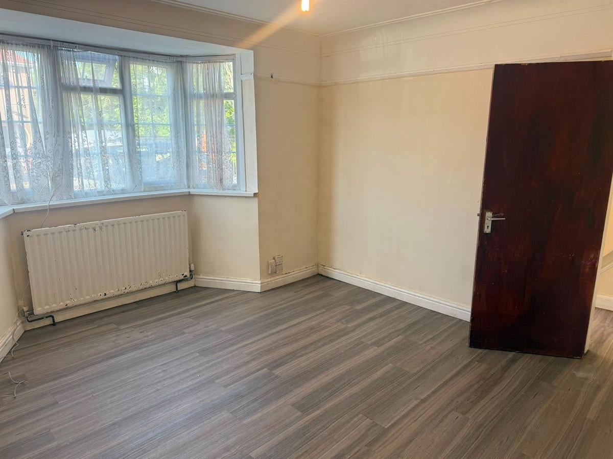 Flat Ashford Avenue in Greater London