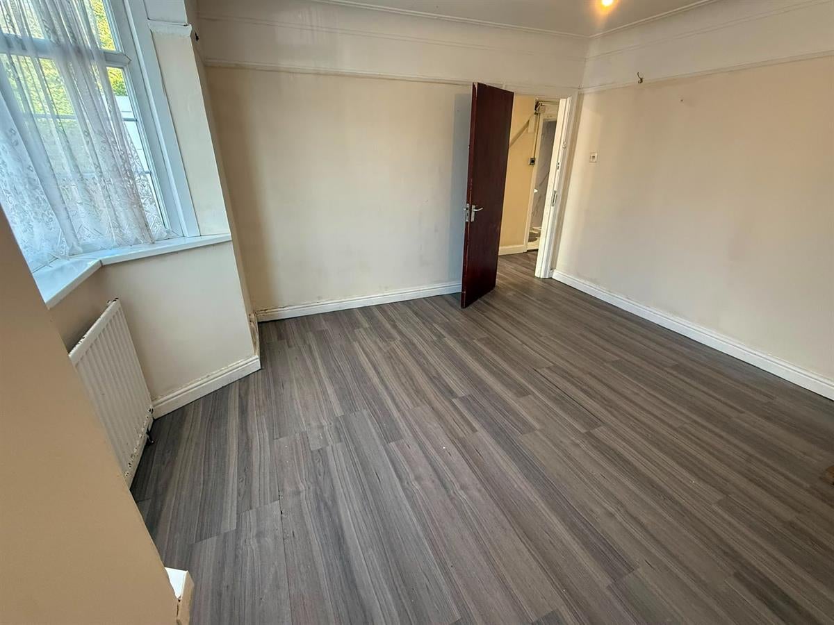 Flat Ashford Avenue in Greater London