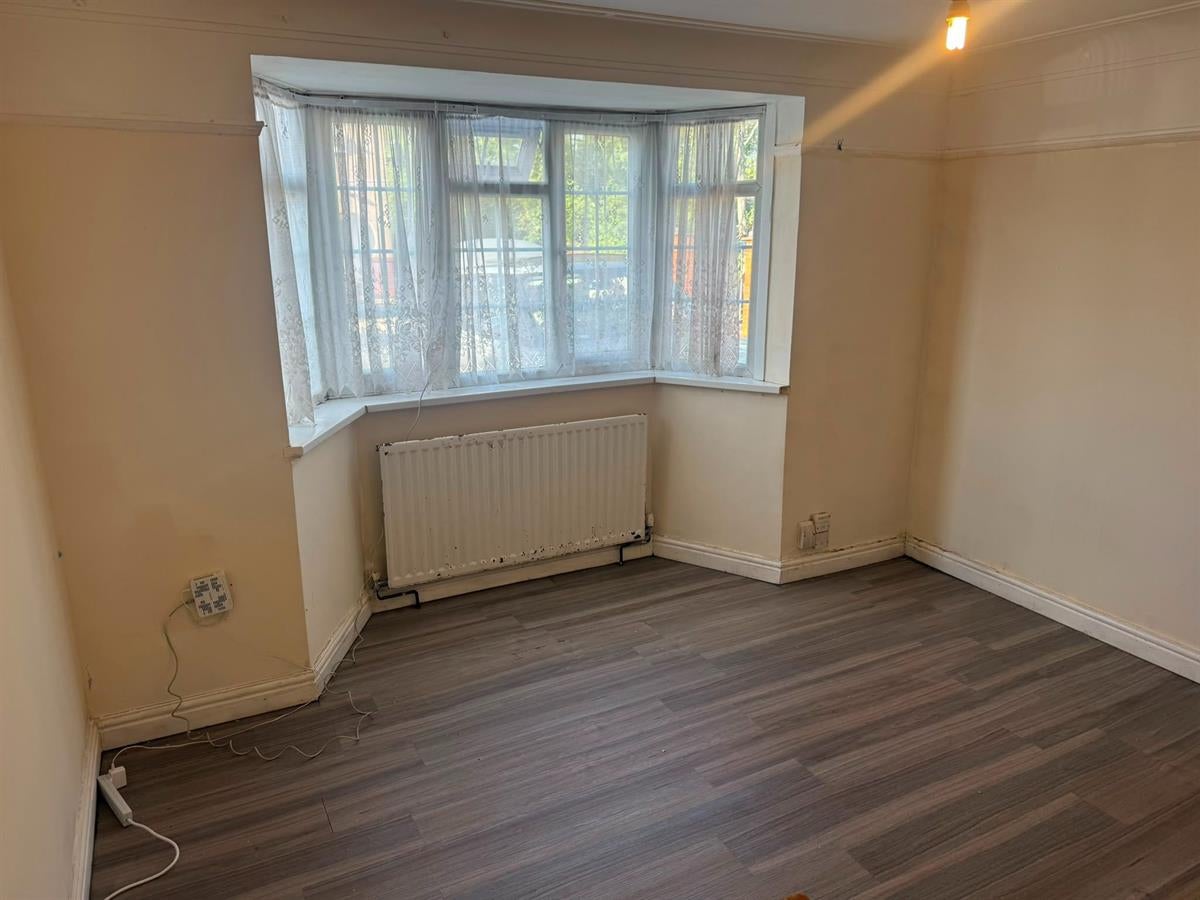 Flat Ashford Avenue in Greater London