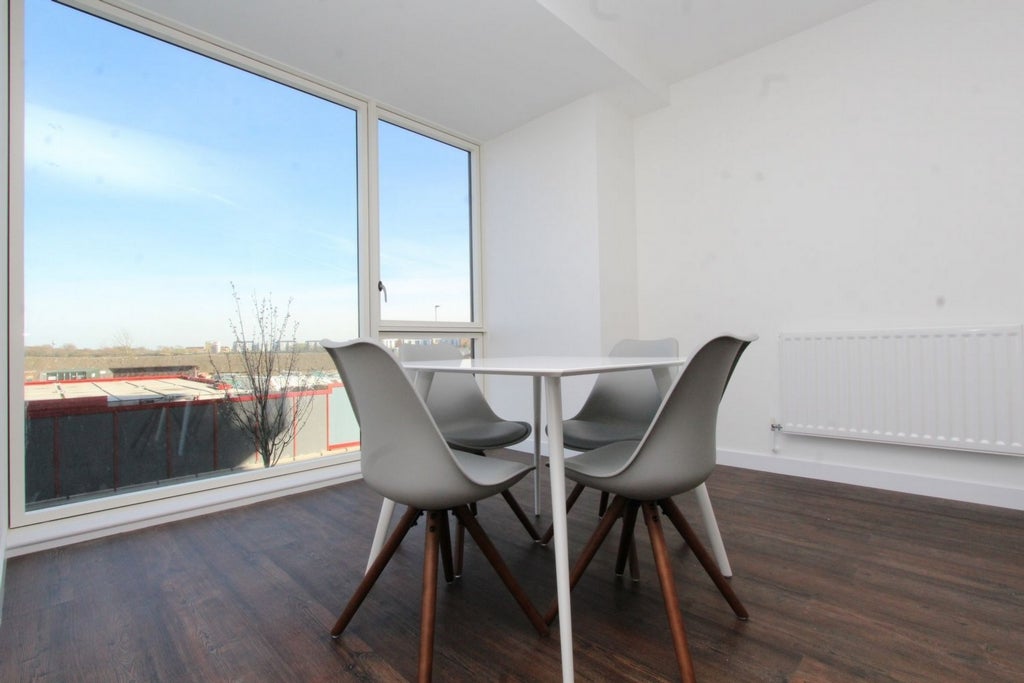 Room Globe Road in Greater London