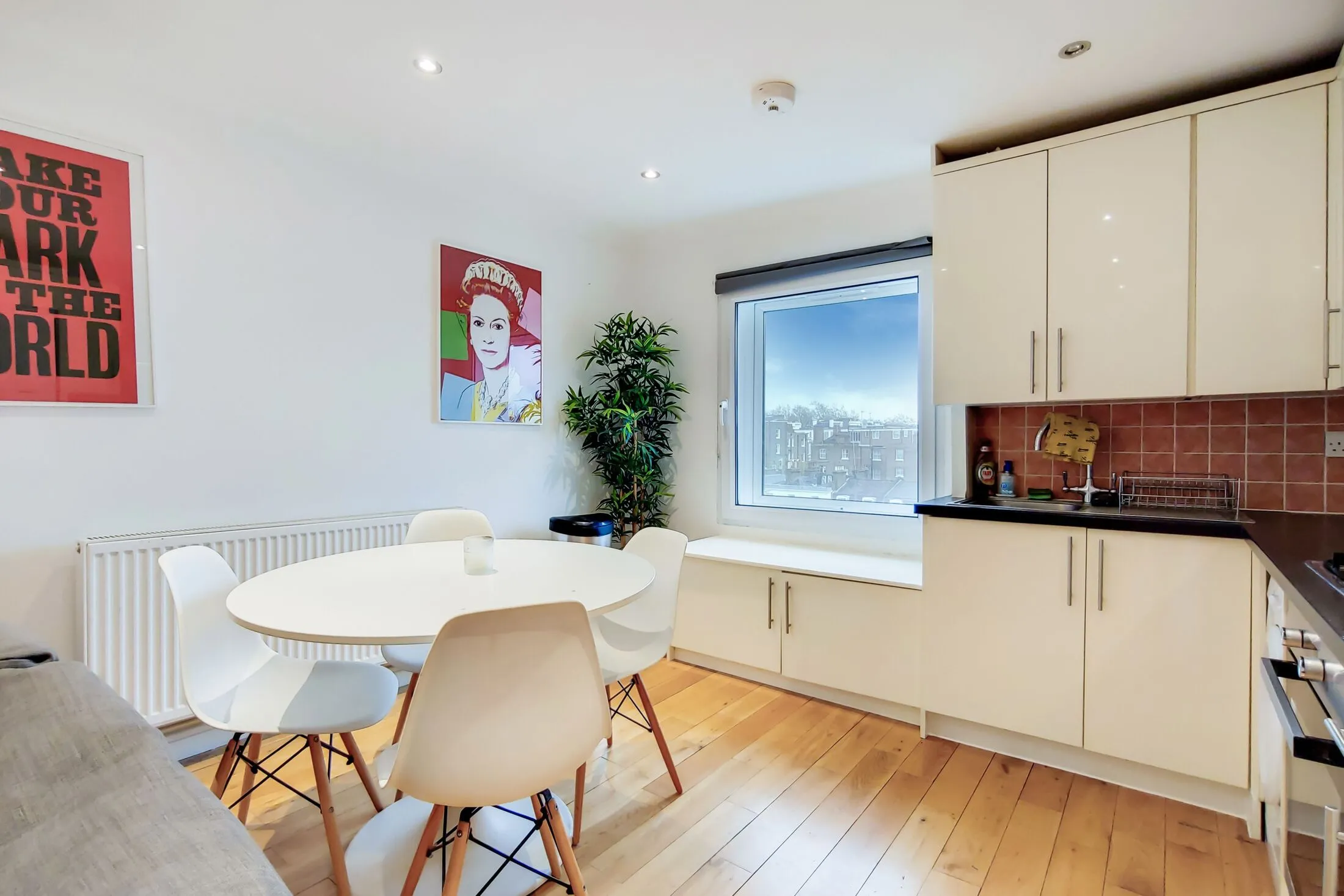 Flat Hogarth Road in Greater London
