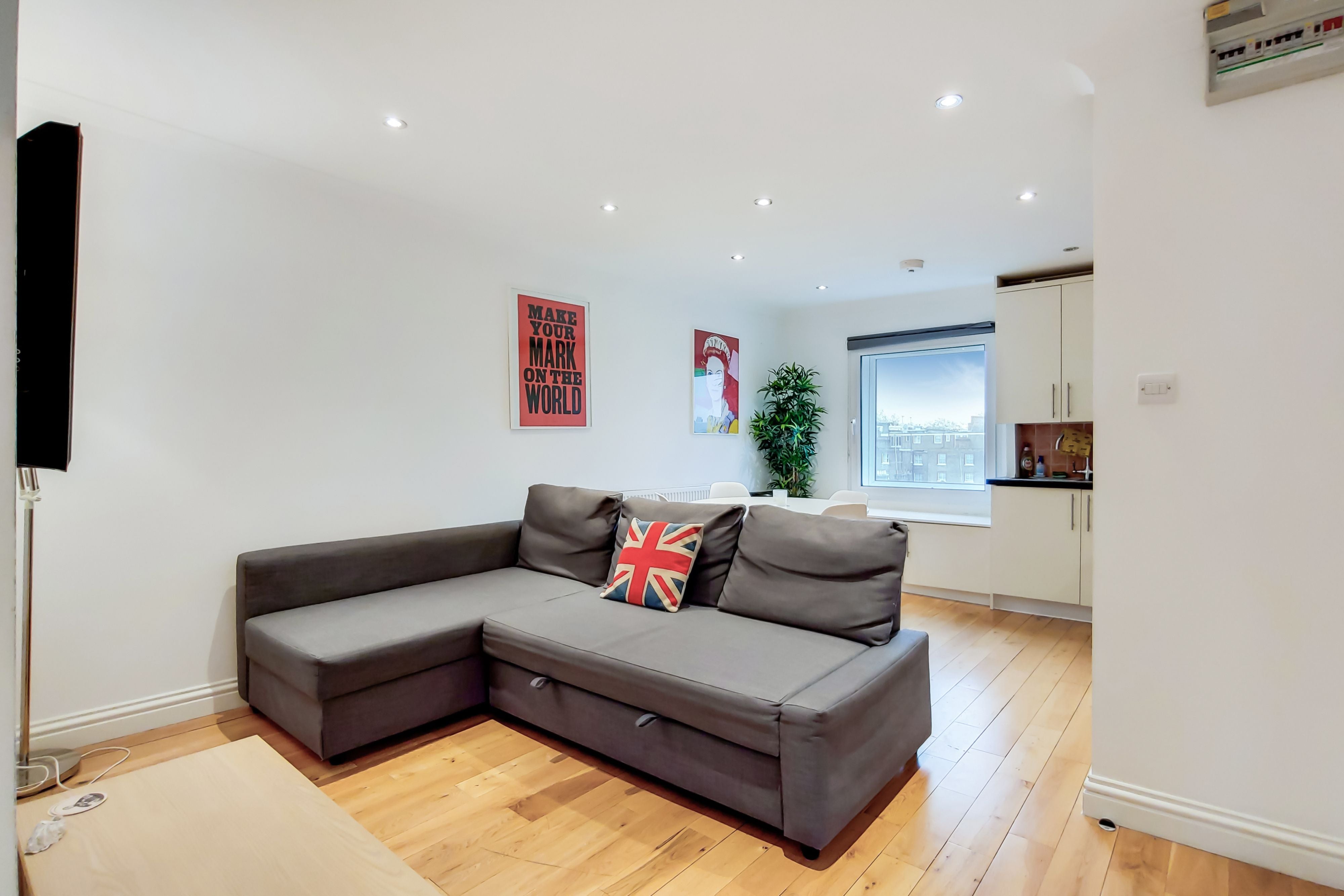 Flat Hogarth Road in Greater London