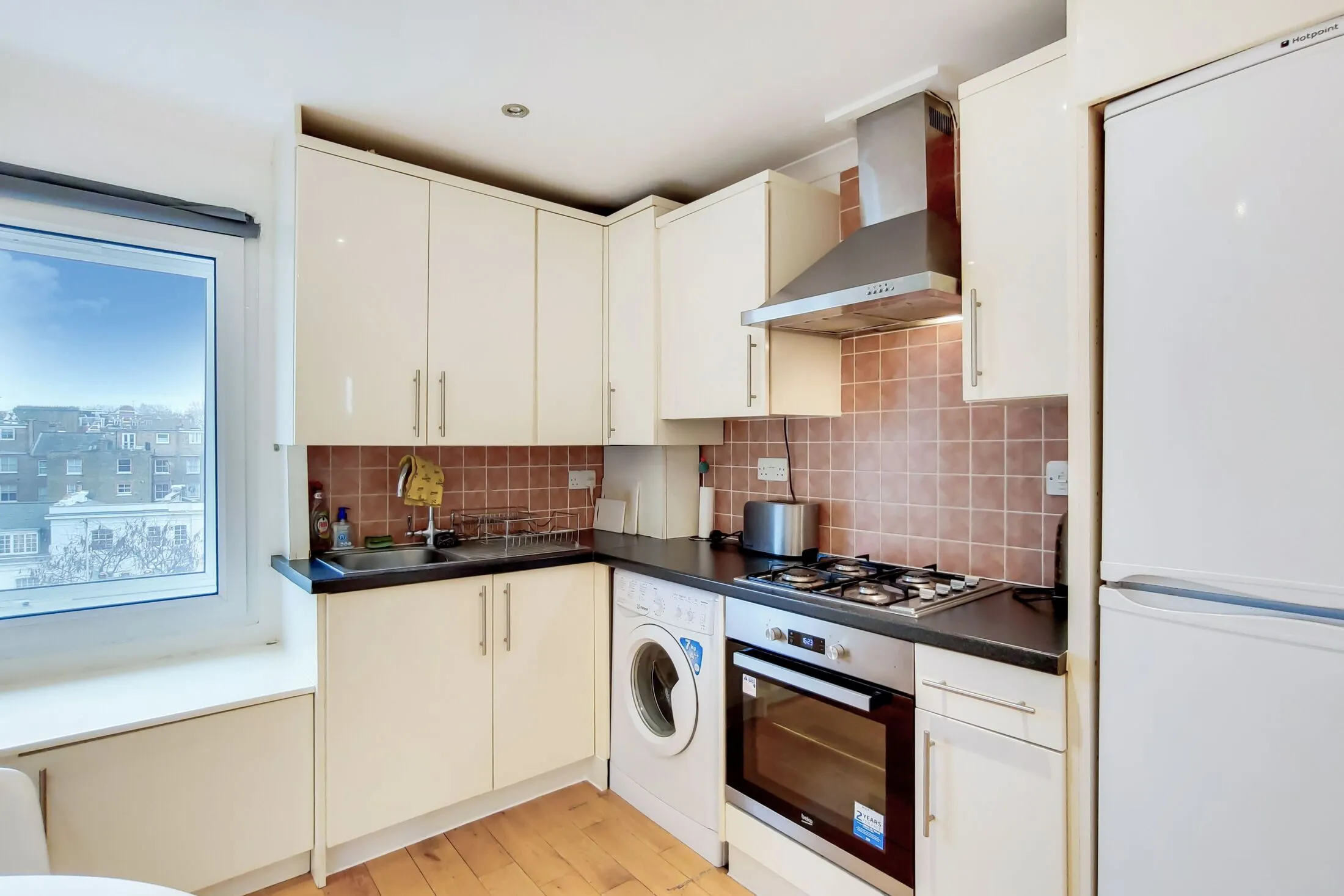 Flat Hogarth Road in Greater London