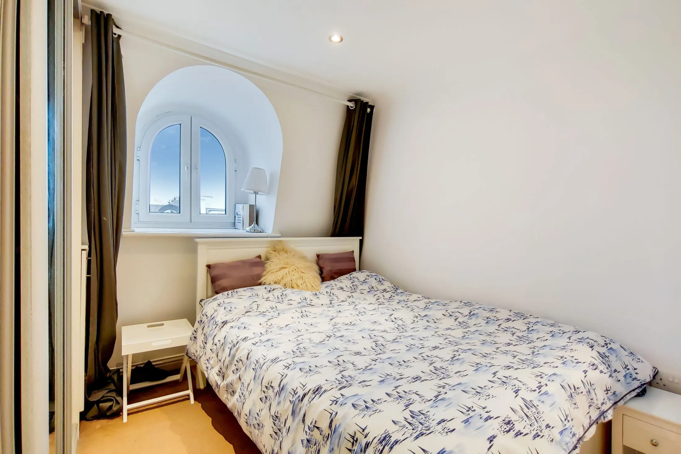 Flat Hogarth Road in Greater London