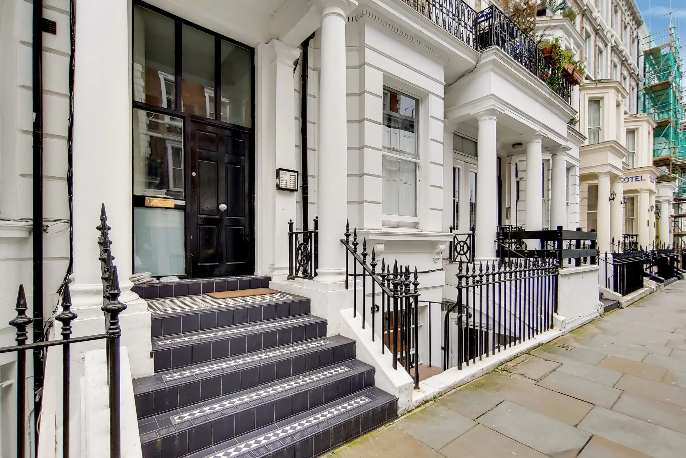 Flat Hogarth Road in Greater London