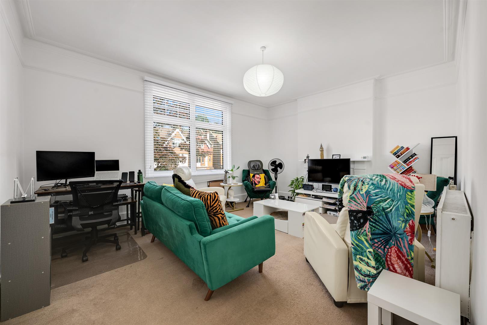 Flat Queen Anne Avenue in Greater London