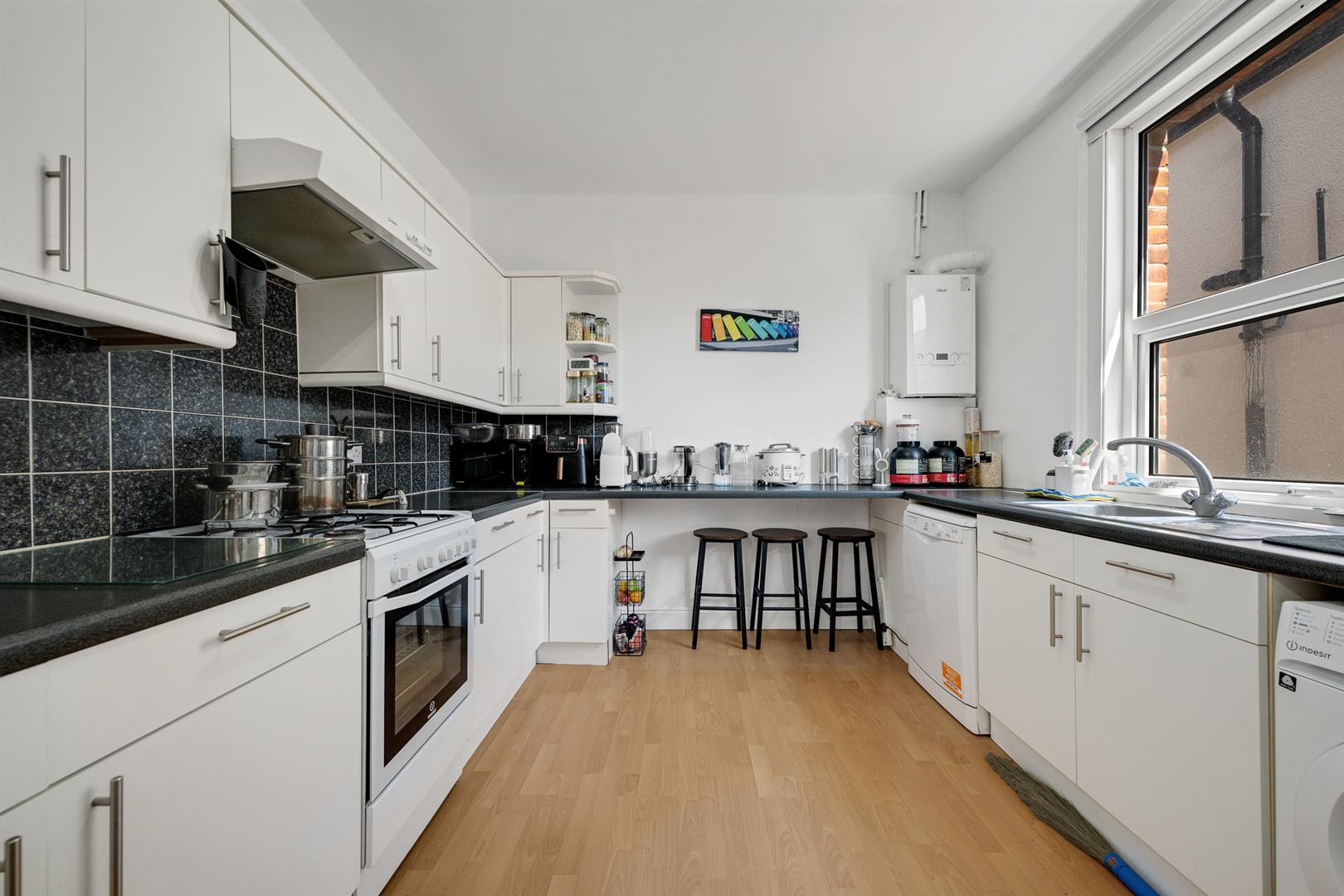 Flat Queen Anne Avenue in Greater London