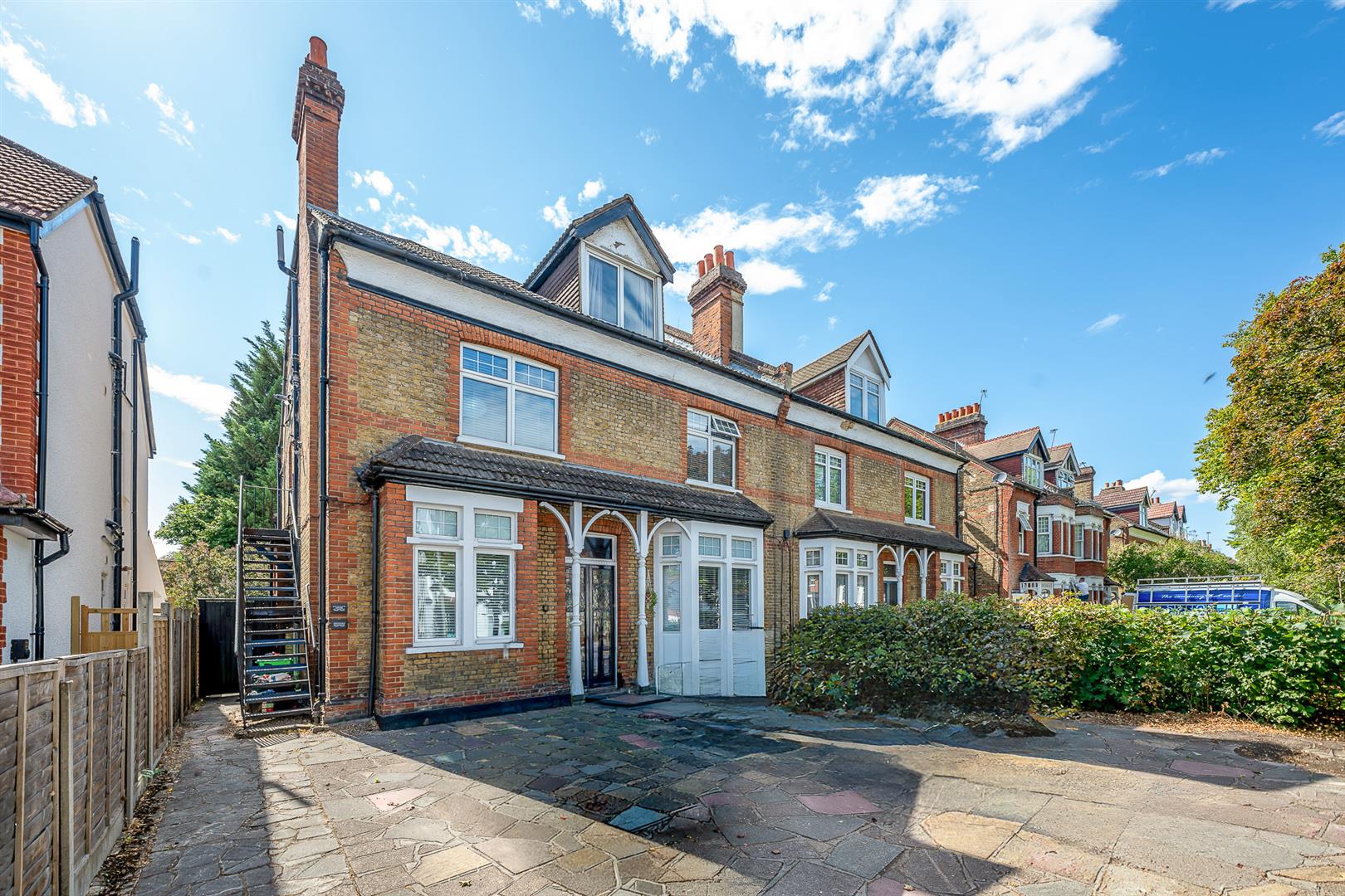Flat Queen Anne Avenue in Greater London