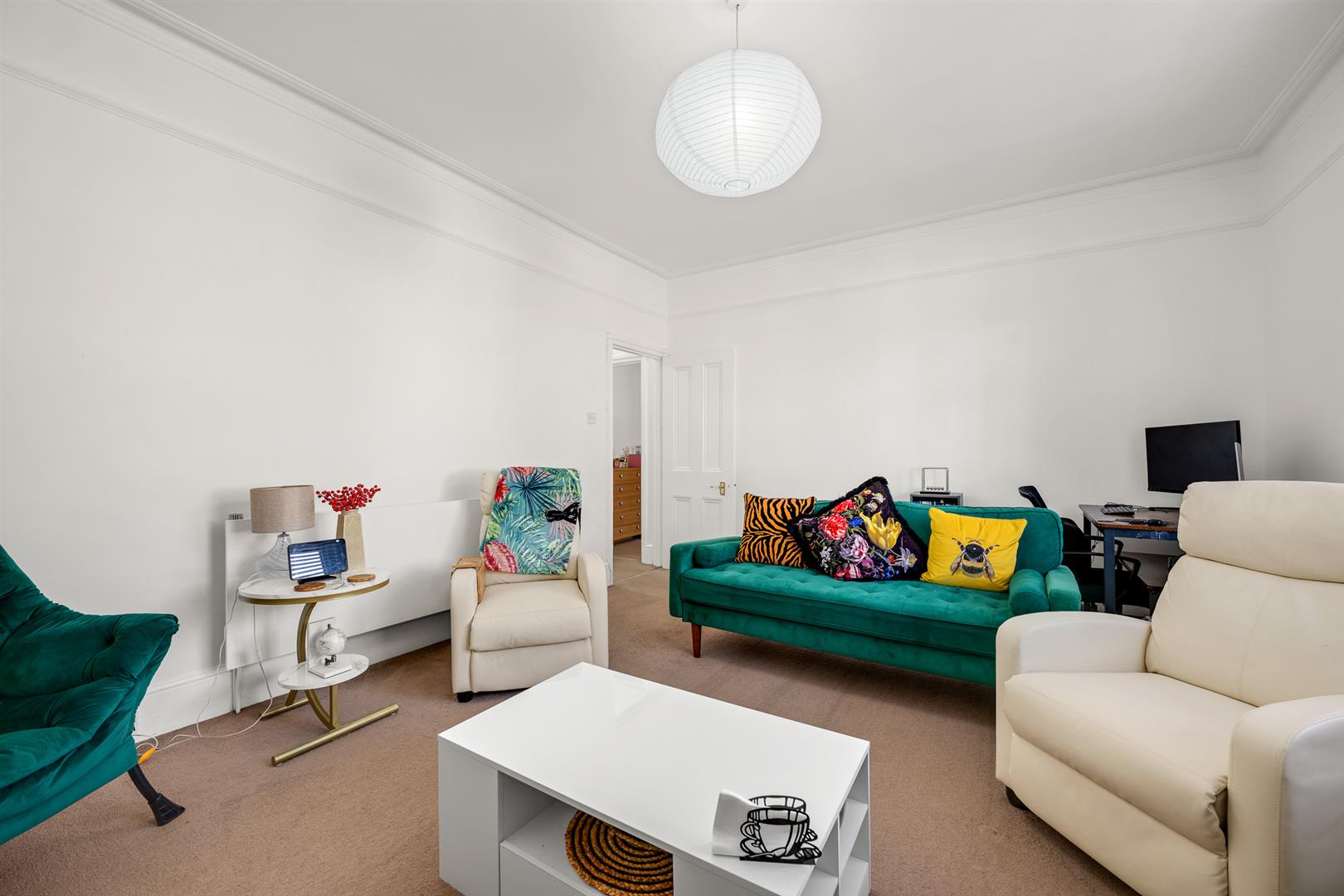 Flat Queen Anne Avenue in Greater London