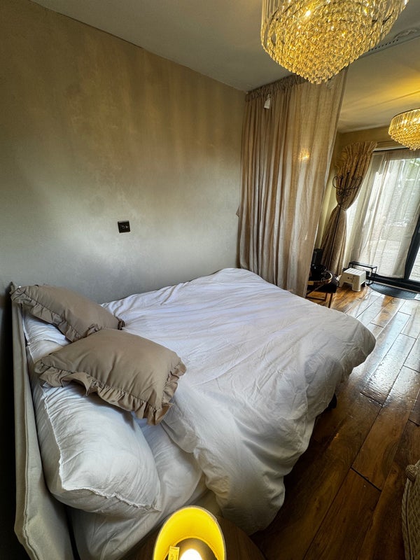 Room Woodside Road in Bristol