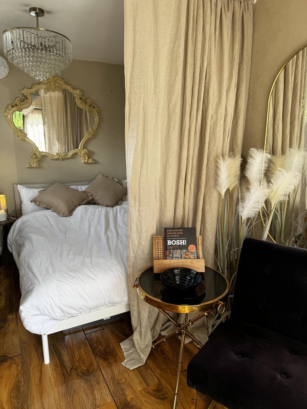Room Woodside Road in Bristol
