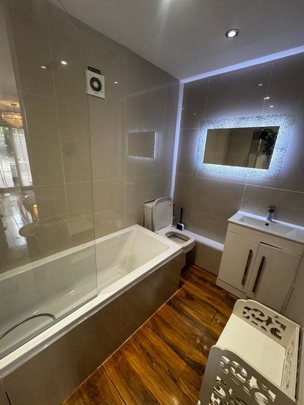 Room Woodside Road in Bristol