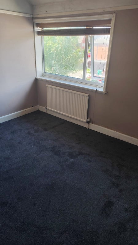 Room Nearmaker Road in Manchester